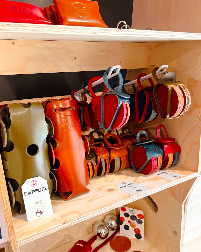 Gros plan sur des broches doubles utilisées pour suspendre des jeux de palets en cuir