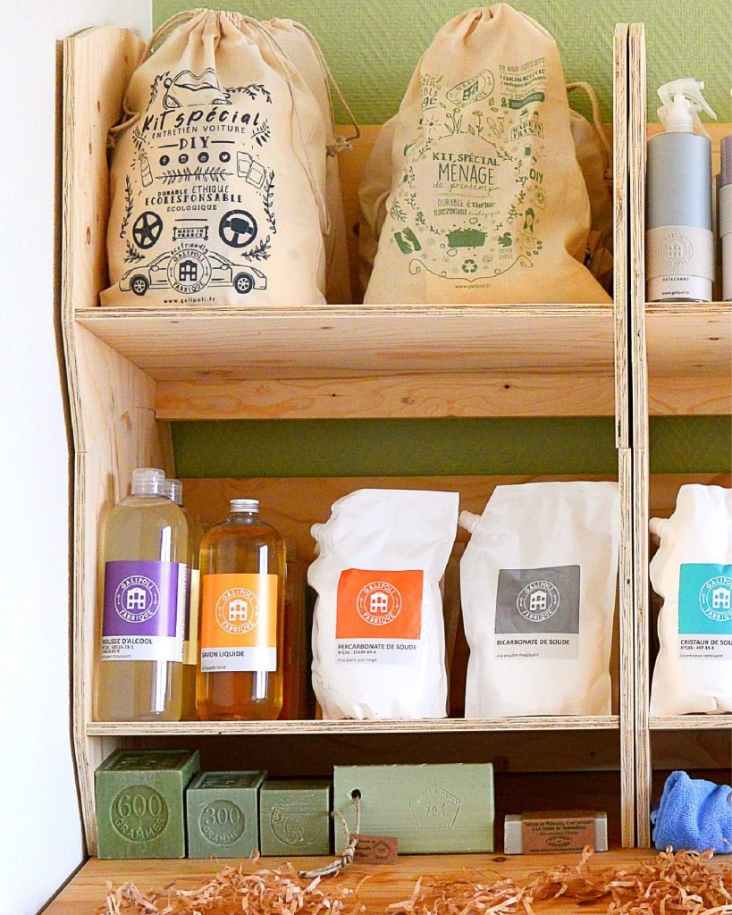 Présentoir en bois modulable exposant des produits bio et écologiques, conçu par IZZIBOX.