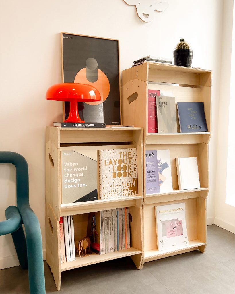 Bibliothèque moderne en bois naturel avec livres et objets décoratifs