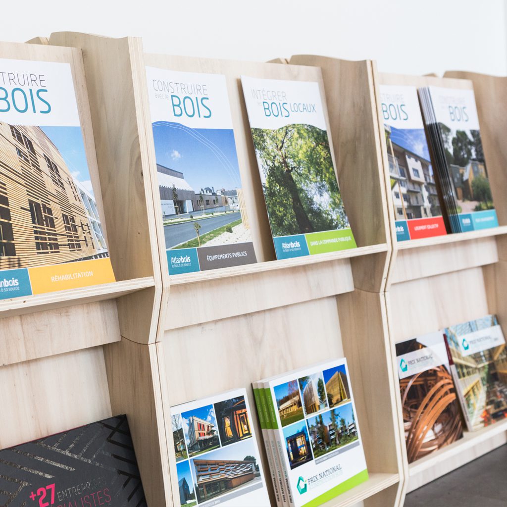 Amenagement-client-stand-porte-documents-onca-IZZIBOX