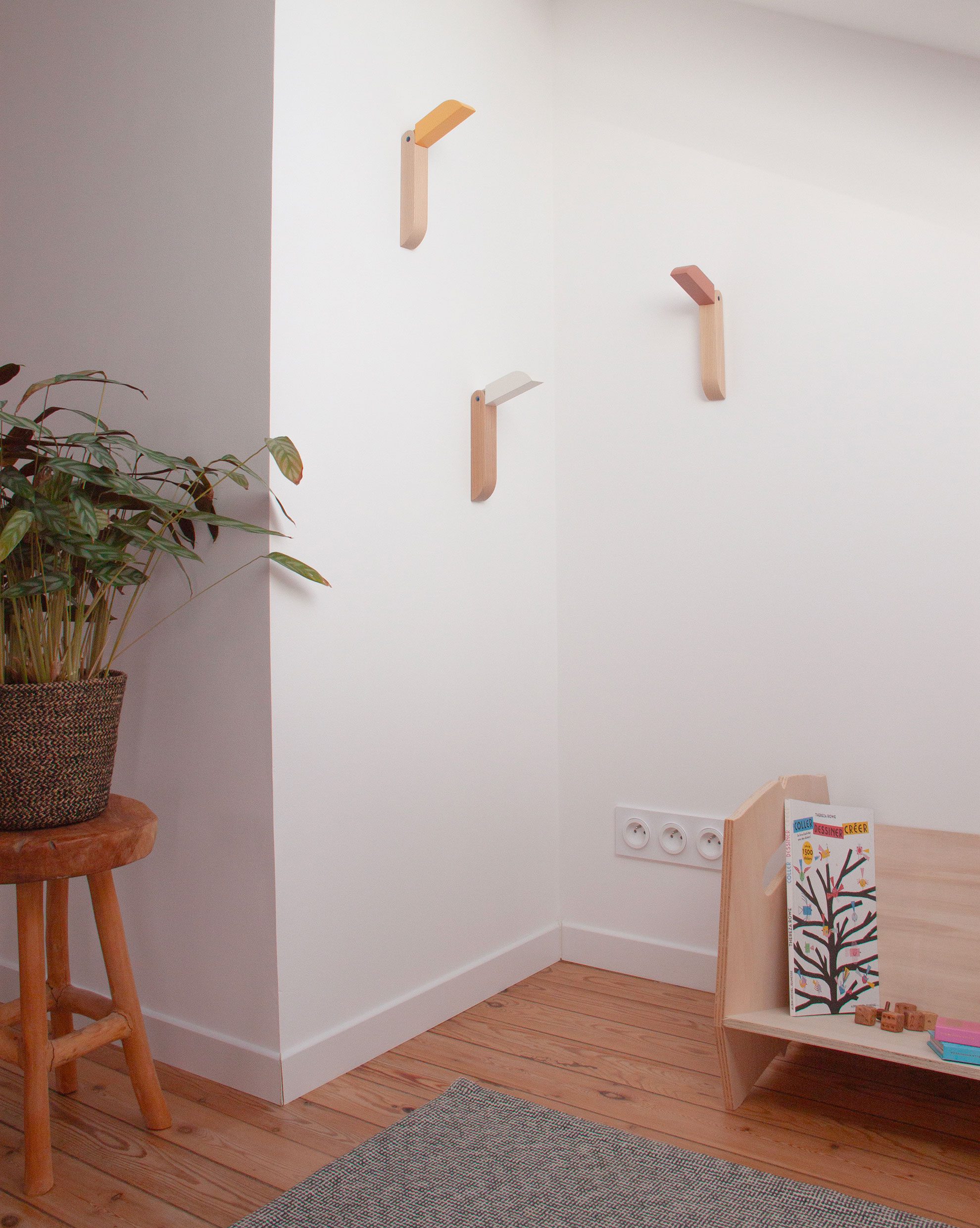 Chambre avec du mobilier en bois pour enfants